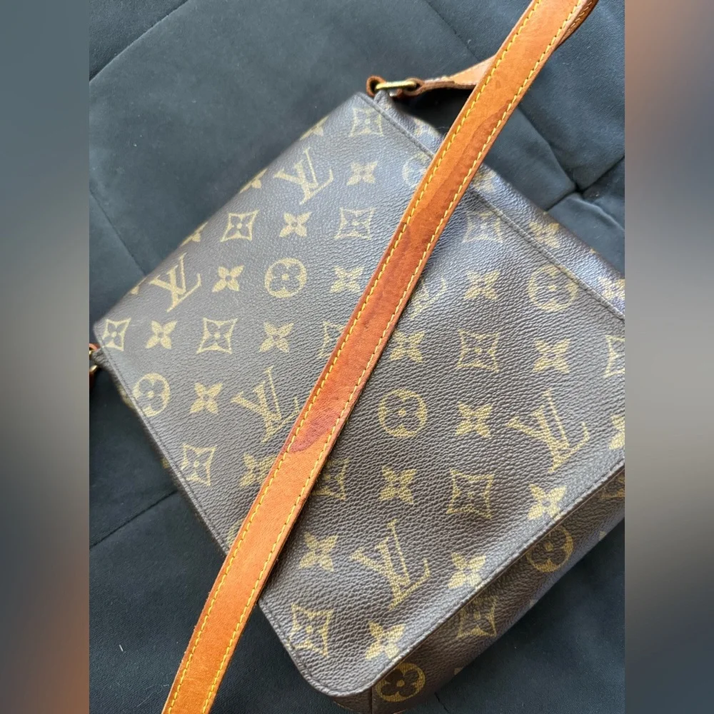 Louis Vuitton Authenticate Monogram shoulder Bag